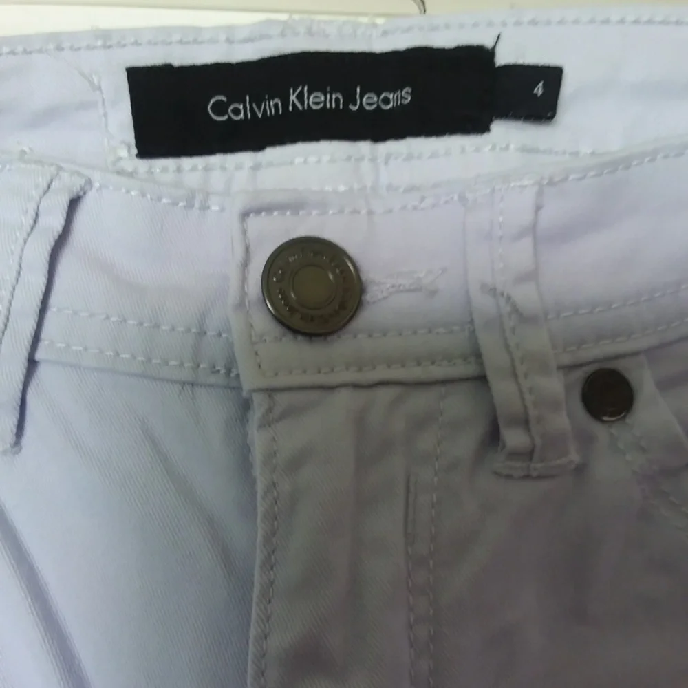 CALVIN KLEIN JEANS skinny crop in size 4. - Picture 2 of 5